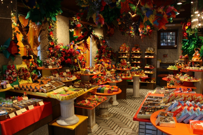 vitrine-LA CRAU-min_candy_store_chocolate_shop_chocolate_switzerland-393515